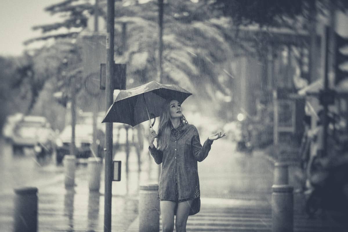 10 Best Walking Shoes For Rainy Weather (Updated 2021)